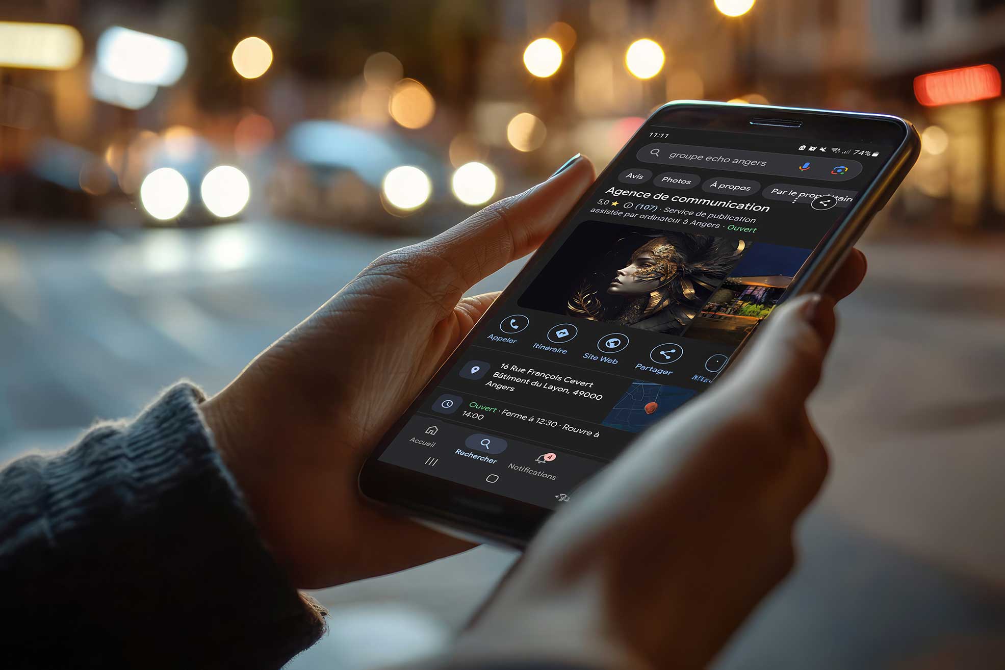 fiche-google-business-agence-angers Fiche Google Business d'une agence de communication à Angers affichée sur smartphone en centre-ville